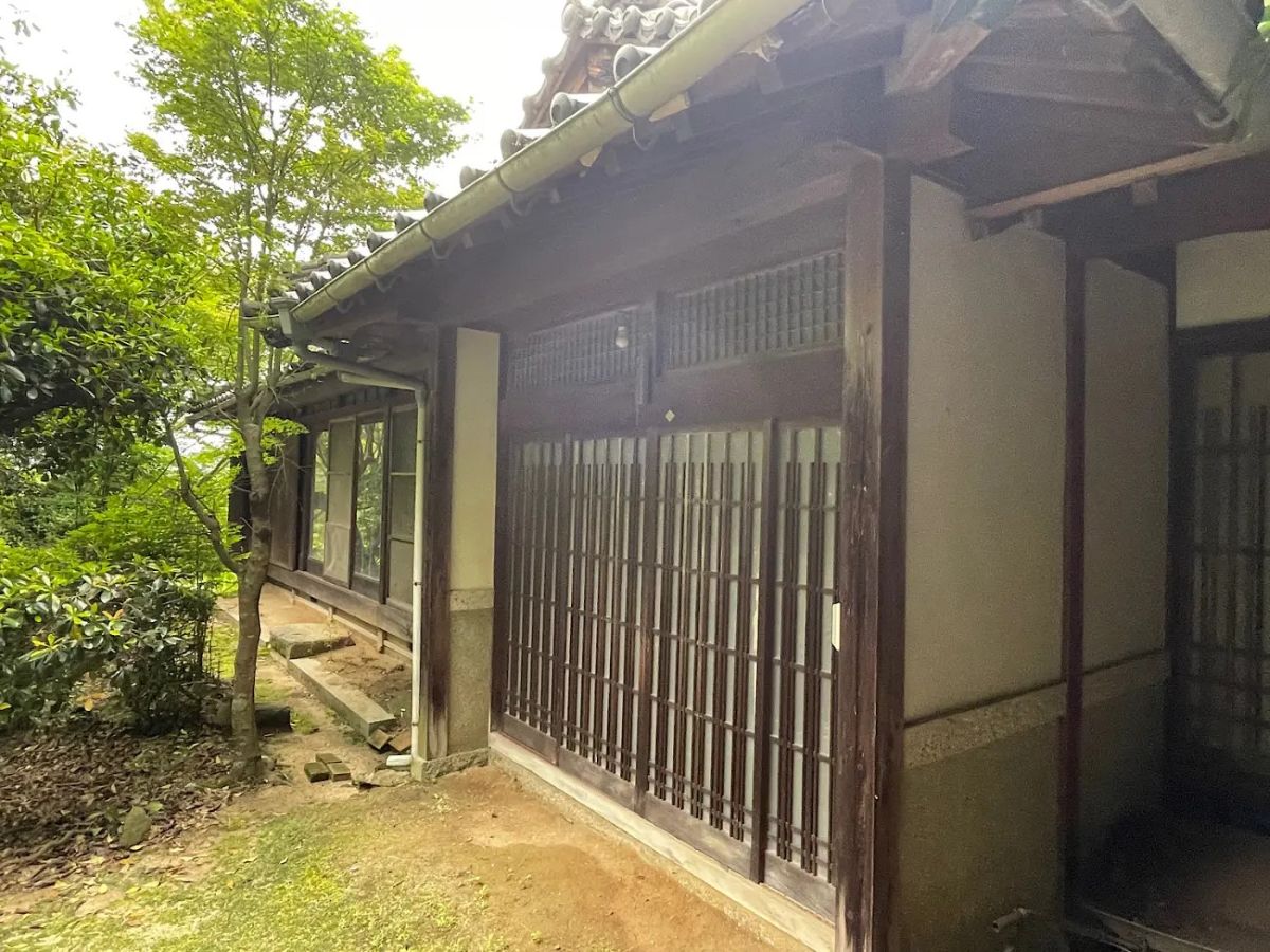 緑に囲まれた一軒家